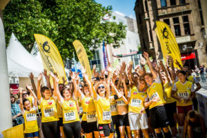 Frauen beim Deutsche Post Ladies Run an der Startlinie. Foto: MMP