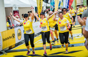 Frauen beim Deutsche Post Ladies Run im Ziel. Foto: MMP