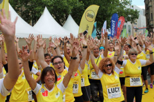 Frauen beim Deutsche Post Ladies Run in Dortmund 2015 kurz vor dem Start. Foto: MMP