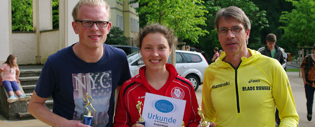 Von links: Lauritz Grote (ESV Eintracht Hameln), Lea Schnetzke (TuS Niedserwöhren) 1. Frau 5 km, Thomas Ruminski (SVE Hiddestorf)