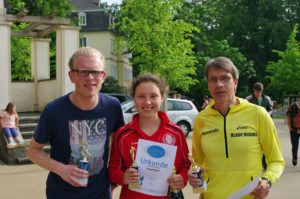Von links: Lauritz Grote (ESV Eintracht Hameln), Lea Schnetzke (TuS Niedserwöhren) 1. Frau 5 km, Thomas Ruminski (SVE Hiddestorf)