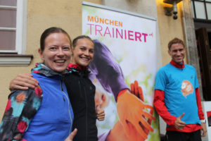 V. l. n. r.: Laufcoaches Andrea Löw, Sandra Mastropierto und Sebastian Hallmann. Foto: MÜNCHEN MARATHON/Uschi Moses