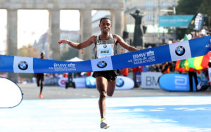 Der Marathon-Sieger Kenenisa Bekele im Ziel. Quelle: BMW Laufsport