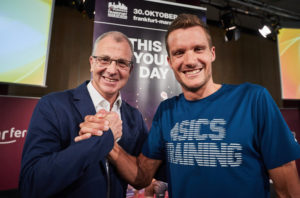 Renndirektor Jo Schindler und Jan Frodeno beim Expertentalk. Foto-Copyright: Mainova Frankfurt Marathon