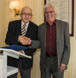 Verleihung des HMA 2016 im International Club Berlin an Manfred Steffny. Horst Milde überreicht die Verleihungsurkunde an Manfred Steffny. Foto: G. Steins, Berlin