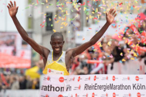 Kölner Marathonsieger Raymond Kipchumb Choge im Ziel mit Konfettiregen. Copyright: Köln Marathon