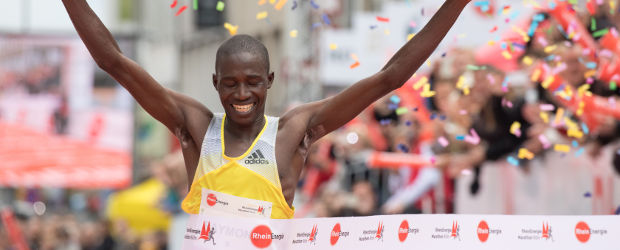 Kölner Marathonsieger Raymond Kipchumb Choge im Ziel mit Konfettiregen. Copyright: Köln Marathon