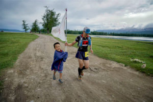 Sohn und Vater im Zielsprint: Tetsuya Kamatani wurde Zweiter in der 100 km Distanz. Bildrechte: www.ms2s.org / Khasar Sandag