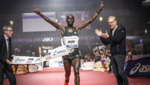 Der Sieger im Ziel: Mark Korir. Copyright: Mainova Frankfurt Marathon