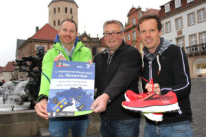 Freuen sich als Veranstalter und Organisatoren über den Run auf den 1. Paderborner Martinslauf: Christian Stork (Paderborner Osterlauf GmbH), Mathias Vetter (Geschäftsführer SC Grün-Weiß Paderborn) und Bernd Weber (Laufladen Endspurt). Foto: Katja Finke