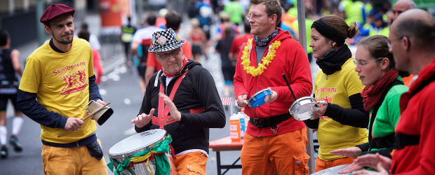 Eine Sambagruppe an der Laufstrecke. Copyright: Mainova Frankfurt Marathon