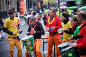 Eine Sambagruppe an der Laufstrecke. Copyright: Mainova Frankfurt Marathon