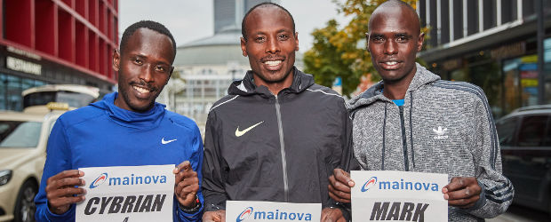 V.l.n.r.: Cybrian Kotut, Tadesse Tola, Mark Korir vor der Festhalle. Copyright: Mainova Frankfurt Marathon