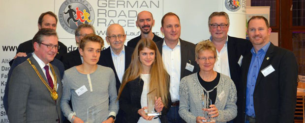 (vordere Reihe) Bürgermeister Michael Dreier - Die Preisträger: Markus Görger, Konstanze Klosterhalfen, Katrin Dörre-Heinig und Trainer Martin Lütge-Varney (hintere Reihe - Mitte). Foto: GRR/Maschmeyer