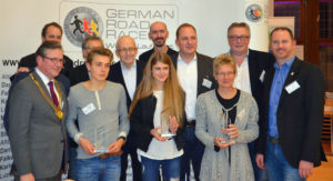 (vordere Reihe) Bürgermeister Michael Dreier - Die Preisträger: Markus Görger, Konstanze Klosterhalfen, Katrin Dörre-Heinig und Trainer Martin Lütge-Varney (hintere Reihe - Mitte). Foto: GRR/Maschmeyer