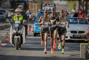 Spitzengruppe der Männer. Copyright: Mainova Frankfurt Marathon