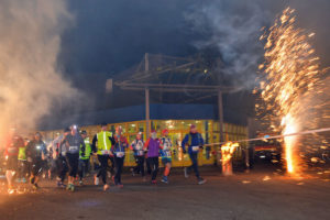 Feuerwerk zum Start des Neujahrsmarathons. Foto-Copyright: alphafoto.com