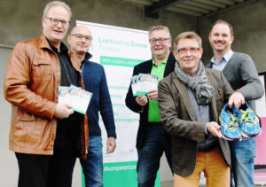 Bieten allen Läufern zukünftig einen Mehrwert: nicht nur Laufsport, sondern laufen mit sportlichen und gesundheitlichen Aspekten. V.l.: Wolfgang Krenz (SC Grün-Weiß), Henk Jacobs (PhysioMed Paderborn), Mathias Vetter (SC Grün-Weiß), Hans-Joachim Meier (praenet, das Gesundheitsnetzwerk) und Christian Stork. Foto: Presseagentur FOREWARD! Katja Finke