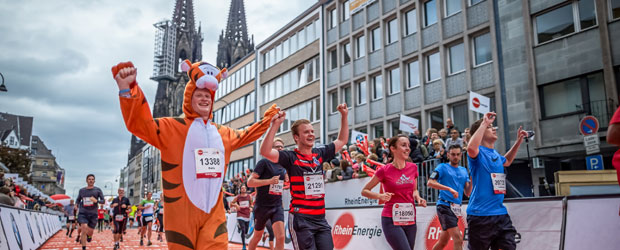 Glückliche Gesichter im Ziel beim Köln Marathon. Copyright: Köln Marathon