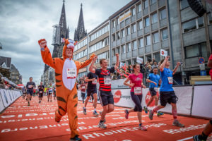 Glückliche Gesichter im Ziel beim Köln Marathon. Copyright: Köln Marathon
