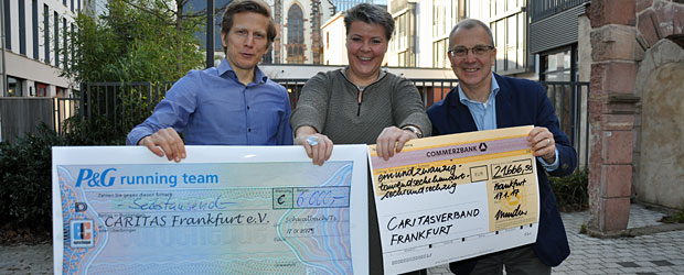 Von rechts nach links: Renndirektor Jo Schindler, Caritasdirektorin Gaby Hagmans, Benedikt Heil von Procter & Gamble. Copyright: Caritasverband Frankfurt e.V.