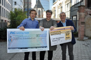 Von rechts nach links: Renndirektor Jo Schindler, Caritasdirektorin Gaby Hagmans, Benedikt Heil von Procter & Gamble. Copyright: Caritasverband Frankfurt e.V.