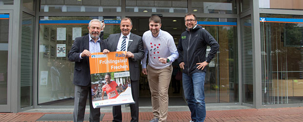 Freuen sich auf den 11. Raiba-Frühlingslauf Frechen (v.l.n.r.:): Hans Günter Eilenberger (TS Frechen), Matthias Mohlberg (Raiffeisenbank Frechen-Hürth eG), Kevin Oberlack (TS Frechen) und Holger Wesseln (pulsschlag). FOTO: Detlev Ackermann www.laufen-in-koeln.de