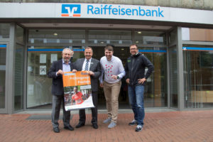 Freuen sich auf den 11. Raiba-Frühlingslauf Frechen (v.l.n.r.:): Hans Günter Eilenberger (TS Frechen), Matthias Mohlberg (Raiffeisenbank Frechen-Hürth eG), Kevin Oberlack (TS Frechen) und Holger Wesseln (pulsschlag). FOTO: Detlev Ackermann www.laufen-in-koeln.de