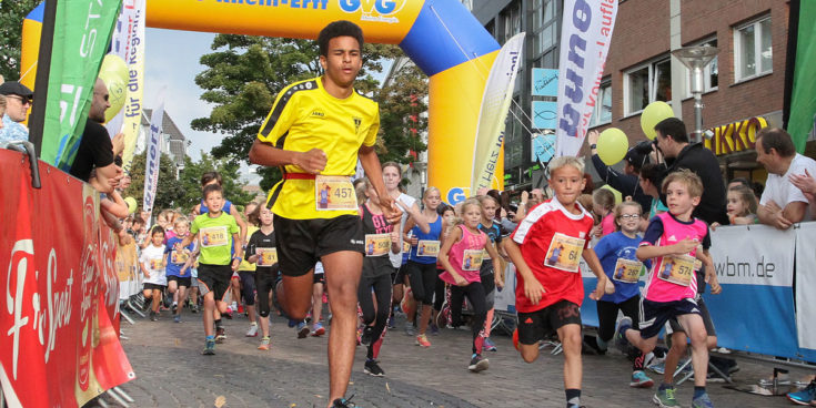 Abendlauf Bergheim 2017. Beim Start des Bambinilaufs. Quelle: pulsschlag