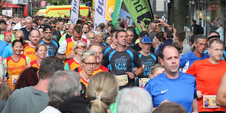 Abendlauf Bergheim 2017. Beim Start des Hauptlaufs. Quelle: pulsschlag