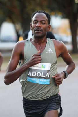 Guye Adola startet beim Mainova Frankfurt Marathon. Copyright "photorun.net"