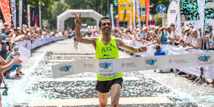 Der Erstplatzierte Elias Sansar beim Zieleinlauf des 6. VIVAWEST-Marathons. Foto: MMP