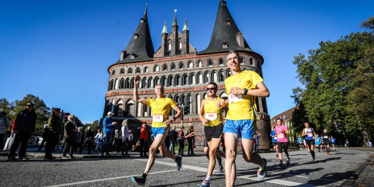 Jedes Jahr der Start um das Holstentor für den Marathon. Quelle: PRO EVENT