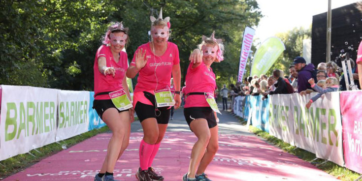 Mit brombeerigen Outfits beim BARMER Women’s Run in Hannover. Copyright: Norbert Wilhelmi