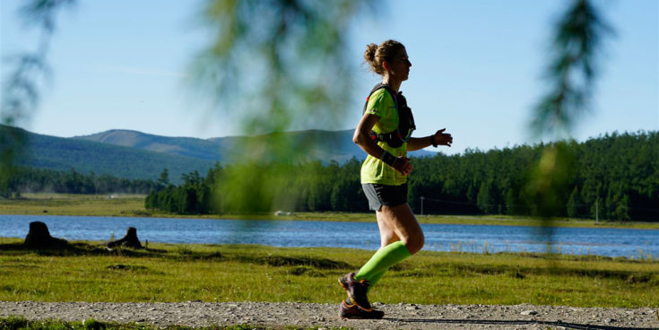Die Gewinnerin der 100-km-Distanz, Cornelia Oswald aus Österreich, am Seeufer des Hovsgol Sees. Fotorechte: www.ms2s.org / Munkhdul Sergelen