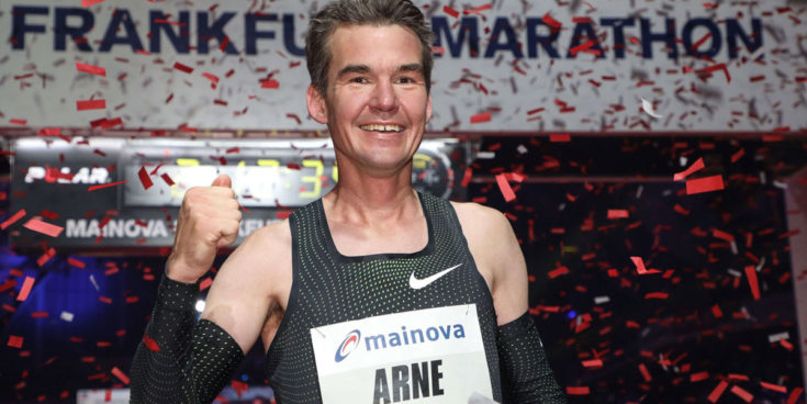 Arne Gabius kämpft, fokussiert, genießt: Er ist in 2:11:45 h im Ziel, 9. Platz, zum vierten Mal Top-10 in Frankfurt, Deutsche Jahresbestleistung. Copyright: Mainova Frankfurt Marathon