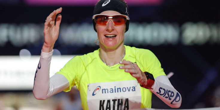 Bei den deutschen Frauenknackt Katharina Heinig in 2:29:55 h (Zeit inoffiziell) die 2:30 h Marke und läuft auf Rang 14. Copyright: Mainova Frankfurt Marathon