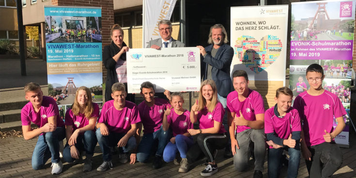 Übergabe des Sieger-Schecks für die teilnehmerstärkste Schule beim EVONIK-Schulmarathon. Foto: MMP